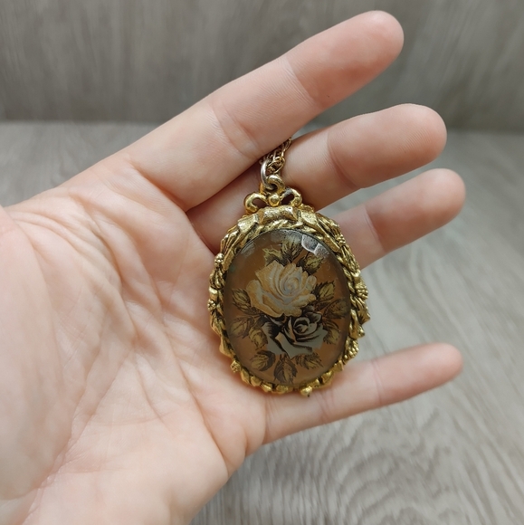 Max‎ Factor Victorian Rose Solid Perfume Locket Necklace Vintage 70s Gold Tone - Picture 4 of 16